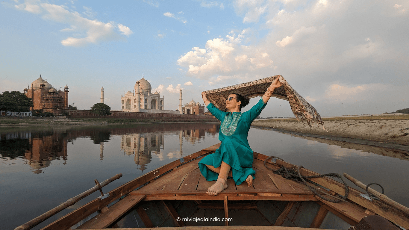 Isabel Gil viendo el Taj Mahal desde el río Yamuna