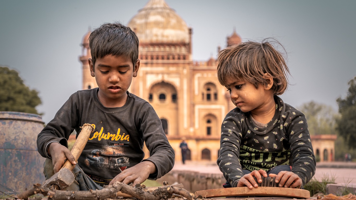 Niños trabajando y pidiendo en Delhi