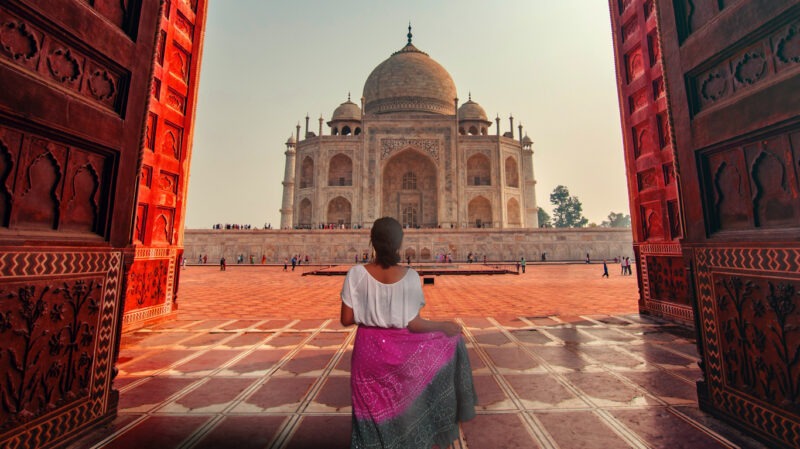 Chica descubriendo el Taj Mahal
