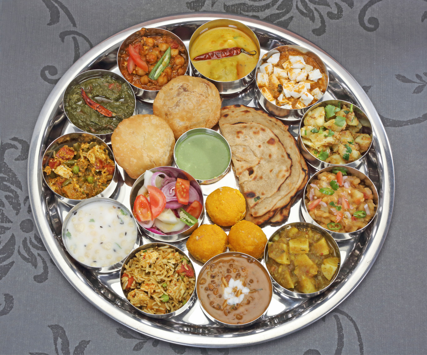 Thali con mucha variedad de platos tradicionales