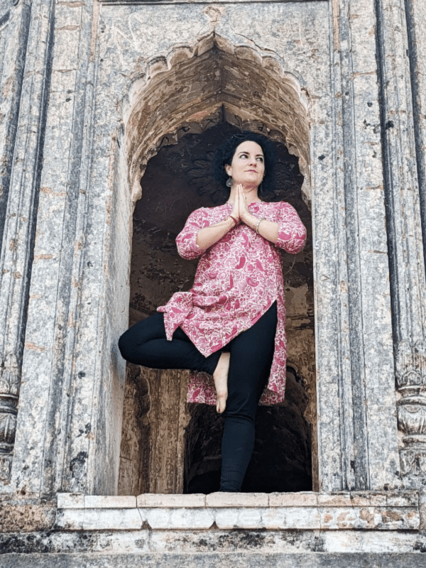 Isabel de "Mi Viaje a la India" haciendo yoga