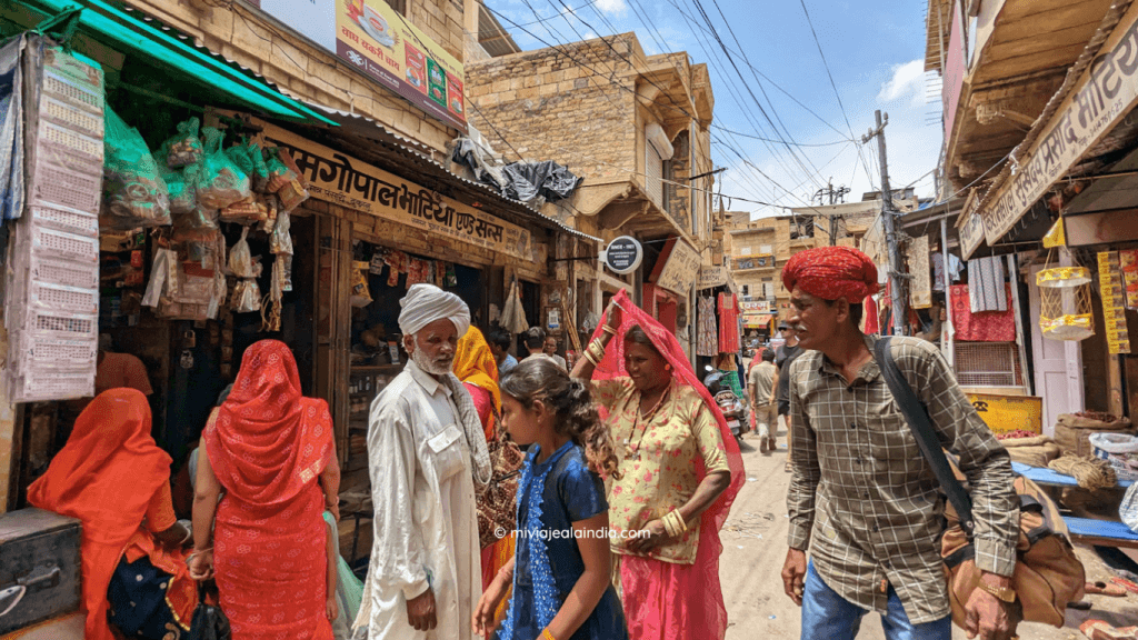 Gente local en los bazares de Jaisalmer