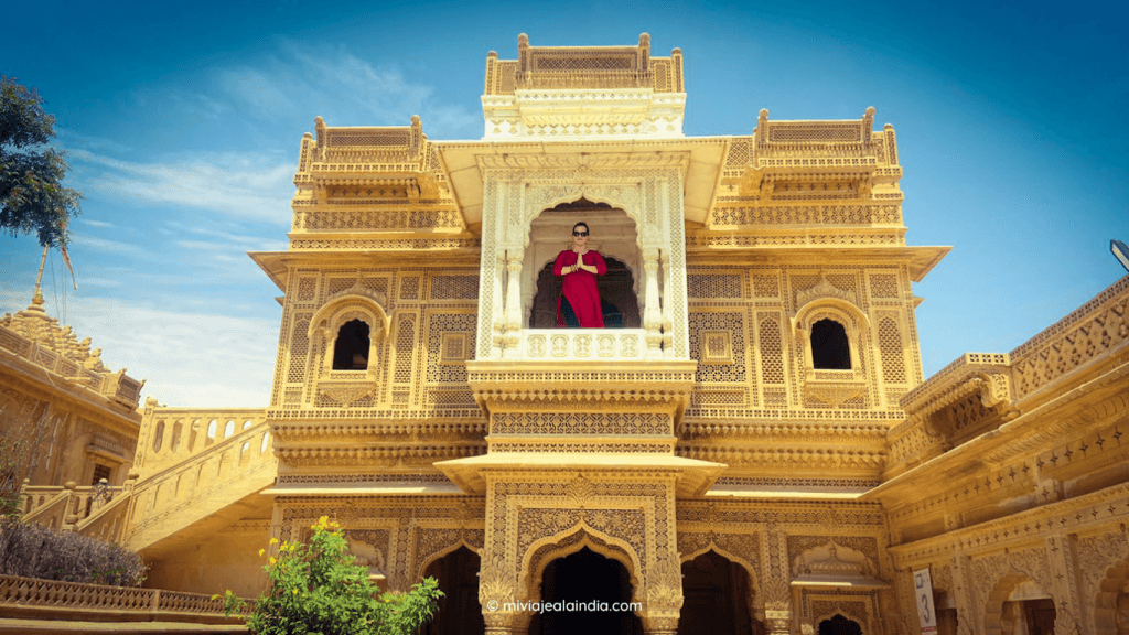 Isabel Gil en el templo Lodhruva en Jaisalmer