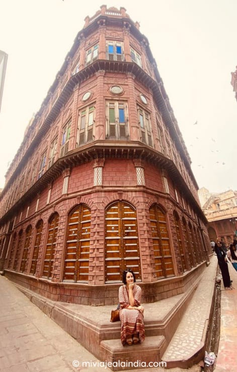 Isabel Gil at the iconic Rampuria Haveli in Bikaner