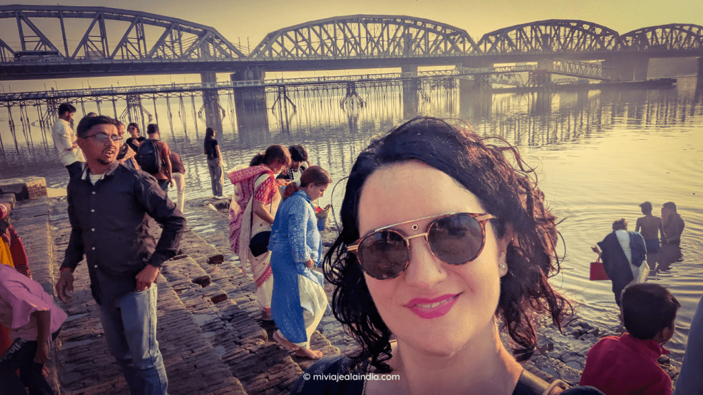 Isabel Gil in Kolkata, in front of the Howrah Bridge