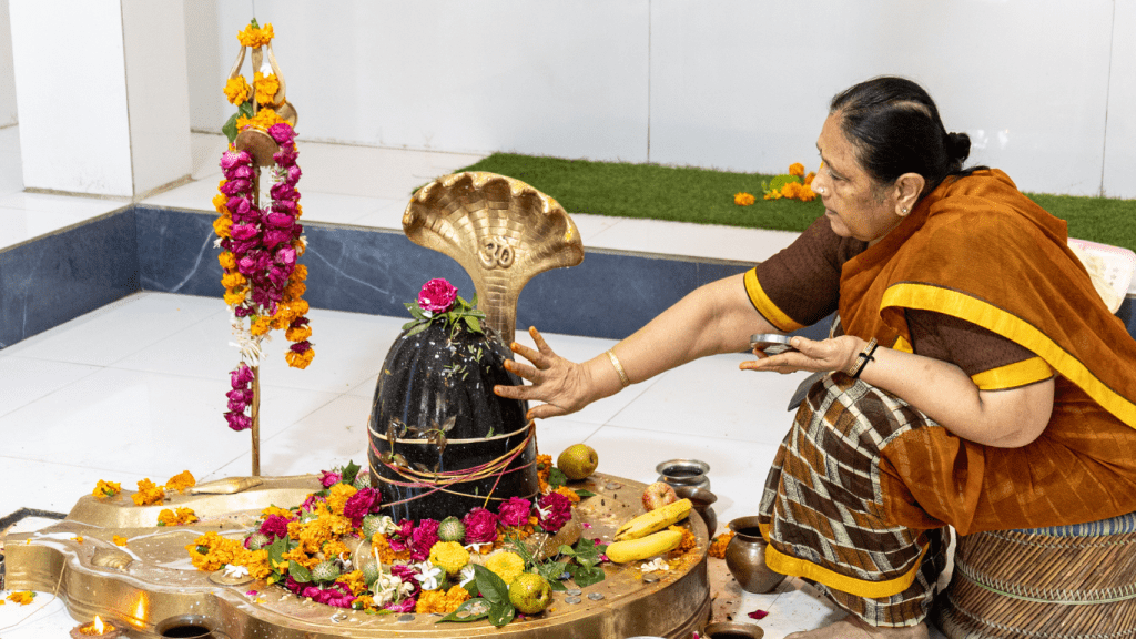 Mujer haciendo ofrenda al Lingam en Maha Shivaratri 